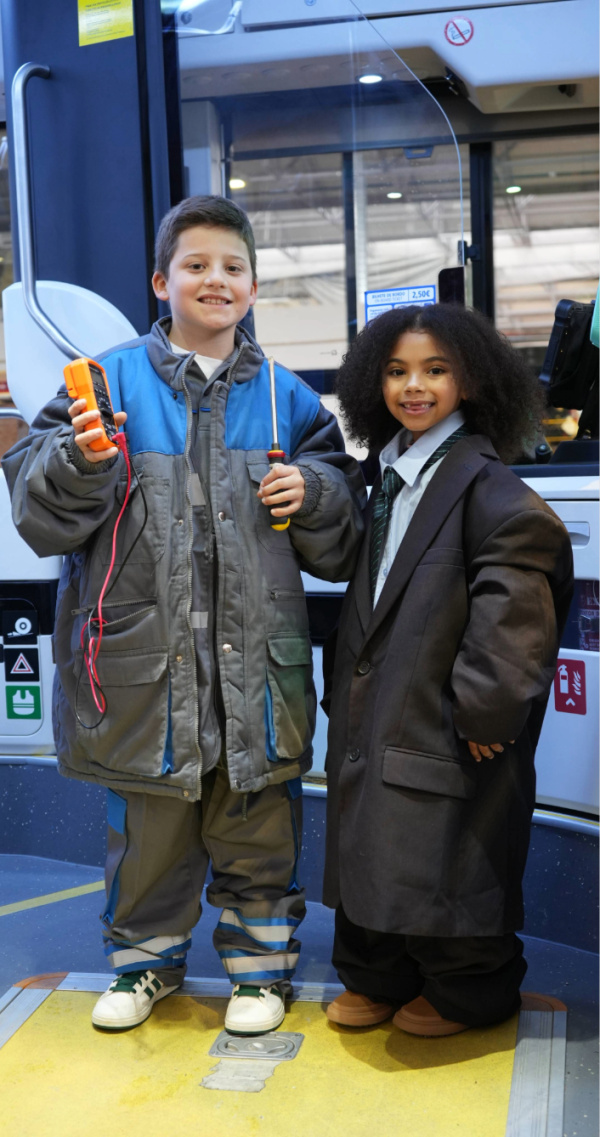 crianças no autocarro