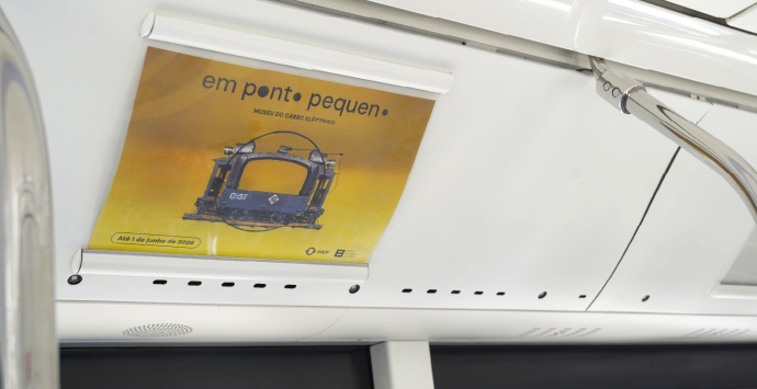 Cartaz no interior do autocarro