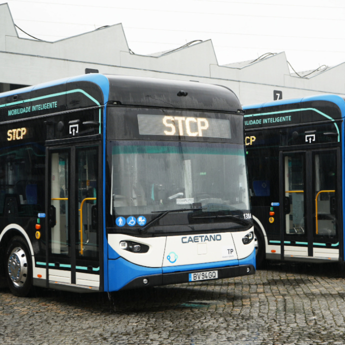 Autocarro elétrico na estação 
