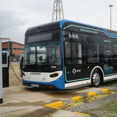 Autocarro elétrico na estação 